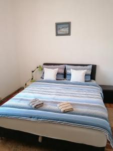 Una cama en una habitación con dos toallas. en Stari Grad Apartment-free parking, en Sarajevo