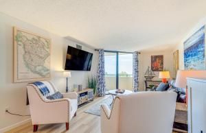 Μια τηλεόραση ή/και κέντρο ψυχαγωγίας στο Upscale Gulf Front Hudson Condo with Pool