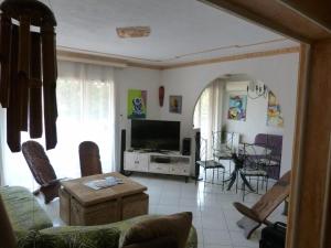 una sala de estar con un sofá y una mesa en Au centre du Pradet et à 15 mn à pied des plages, en Le Pradet
