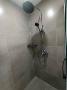 y baño con ducha con cabezal de ducha. en Huang Mountain Wangfeng Hotel, en Huangshan Scenic Area