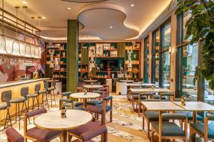 فنتشي غالا في برشلونة: مطعم بطاولات وكراسي ونوافذ