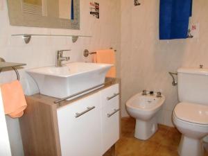 a bathroom with a sink and a toilet at Estudios Marco Polo V.v. in La Manga del Mar Menor