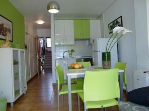 a kitchen with a table and chairs with fruit on it at Estudios Marco Polo V.v. in La Manga del Mar Menor