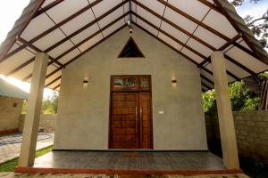 eine kleine Kirche mit einer Tür vorne in der Unterkunft ARI Paradise in Anuradhapura