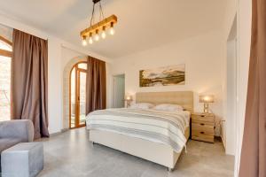 1 dormitorio blanco con 1 cama y 1 silla en Sutorman 1 Villa D&B en Zupci