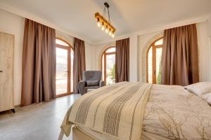 1 dormitorio con 1 cama, 1 silla y ventanas en Sutorman 1 Villa D&B en Zupci