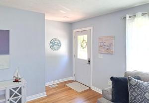 Foto dalla galleria di School Street Haven - 4 bedroom 2 bath sleeps 10 and is centrally located to downtown South Haven a South Haven