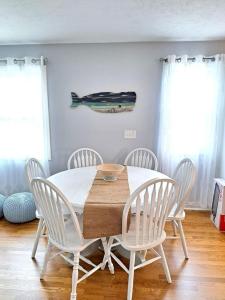 Foto dalla galleria di School Street Haven - 4 bedroom 2 bath sleeps 10 and is centrally located to downtown South Haven a South Haven