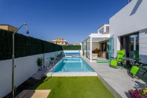 Πισίνα στο ή κοντά στο Luxe villa met verwarmd zwembad