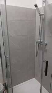 eine Dusche mit Glastür im Bad in der Unterkunft Green Lodge-Room-06 in Liverpool