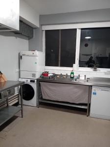 cocina con fregadero y lavavajillas en Green Lodge-Room-06, en Liverpool