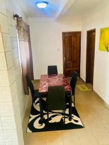 a dining room table and chairs in a room at Studio lumineux in Douala