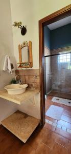 a bathroom with a sink and a shower at Sitio localizado na cidade São José do Rio Preto, Espaço é ideal para Aniversários e Confraternizações. in Sao Jose do Rio Preto