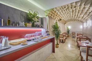 ein Restaurant mit einer Theke, Tischen und Stühlen in der Unterkunft Hotel Beaugrenelle Tour Eiffel in Paris