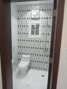 Et badeværelse på كيان التيسير للشقق المخدومة - Kayan Al Tayseer Serviced Apartments