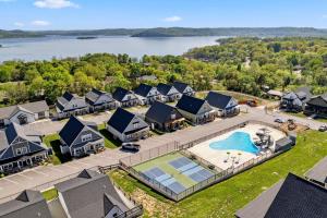 Luftaufnahme eines Hauses mit Swimmingpool in der Unterkunft Beary Cozy Cabin in Hollister