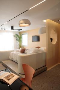 ナクソス・コラにあるHIGH END Unique 270 degree aerial sea view suiteの大きなベッドとテーブルのある寝室