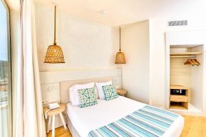 Кровать или кровати в номере Leonardo Royal Hotel Ibiza Santa Eulalia