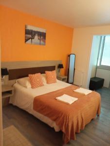 Afbeelding uit fotogalerij van Auberge du pont canal in Briare +34 foto's