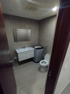 een badkamer met een toilet en een wastafel bij Concept Guest House in Islamabad