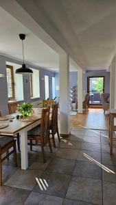 ein Esszimmer und ein Wohnzimmer mit einem Tisch und Stühlen in der Unterkunft Ferienhaus Pathe in Neuendorf bei Wendisch Buchholz