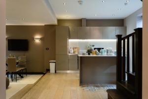 a living room with a kitchen and a dining room at 2Bed House Twickenham With Private Garden in Twickenham