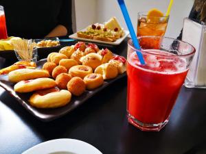 uma mesa preta com uma bandeja de comida e uma bebida em Hotel Careni Villa Italia em Finale Ligure