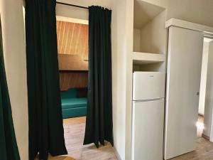 リヴォルノにあるVillaggio Miramareの二段ベッド1組、冷蔵庫が備わる客室です。