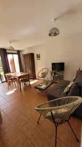 un salon avec un canapé et une table dans l'établissement Gîtes Les Fées du Gard - Au pied des Cévennes, à Rousson