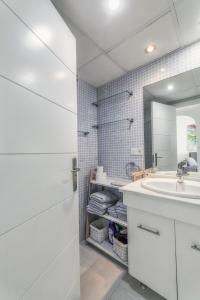 une salle de bain avec un lavabo et un miroir dans l'établissement Luxe 1ste lijns appartement aan zee, à Playas de Orihuela