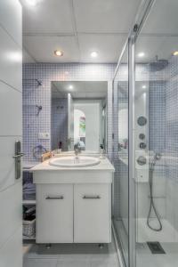 プレヤス・デ・オリフエラにあるLuxe 1ste lijns appartement aan zeeのバスルーム(白いシンク、シャワー付)