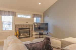 a living room with a couch and a fireplace at Bed & Birdie - New Vacation Rental - Close to golf course & downtown in Saugatuck