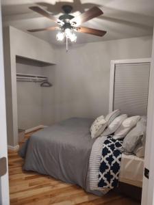 Ein Bett oder Betten in einem Zimmer der Unterkunft Modern, Newly-Renovated Home in the heart of LAX