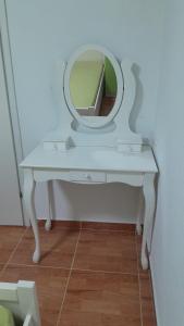 um toucador branco com um espelho em Apartment HORVAT 2 em Vir