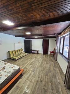 een kamer met een bed, een bank en een tafel bij sunny day in Krushuna