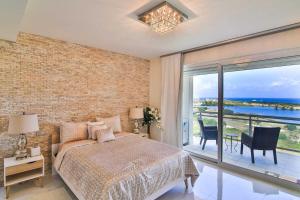 une chambre avec un lit et une vue sur l'océan dans l'établissement Lovely 3-Bed Apartment in Maho, à Maho Reef 19 autres photos