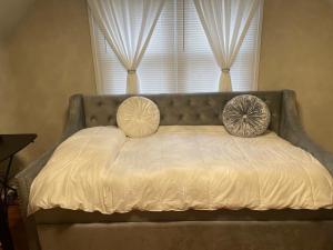 Posteľ alebo postele v izbe v ubytovaní Home in Anderson Township