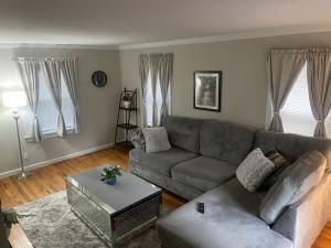sala de estar con sofá y mesa en Home in Anderson Township, en Cincinnati