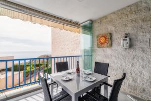 ein Esszimmer mit einem Tisch und Stühlen auf dem Balkon in der Unterkunft Luxe appartement 20 - Punta Glea in Playas de Orihuela