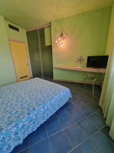 ガリポリにあるCasa Beata 3のベッドルーム1室(ベッド1台、テーブル、窓付)