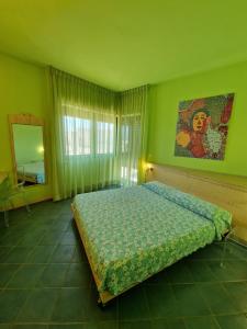 ガリポリにあるCasa Beata 3のベッドルーム(大型ベッド1台、鏡付)