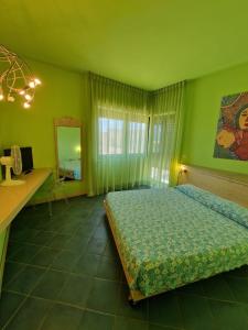 ガリポリにあるCasa Beata 3のベッドルーム(ベッド1台、デスク、鏡付)