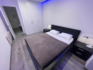 una camera da letto con un letto grande in una stanza di Immodelpas Pessons a Pas de la Casa