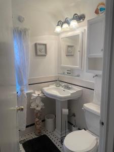 Home in Anderson Township في سينسيناتي: حمام أبيض مع حوض ومرحاض