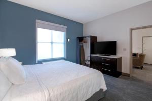 Home2 Suites by Hilton Tuscaloosa Downtown University Boulevard的电视和/或娱乐中心