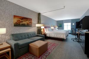 Home2 Suites by Hilton Tuscaloosa Downtown University Boulevard客房内的一张或多张床位