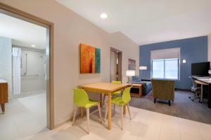 Home2 Suites by Hilton Tuscaloosa Downtown University Boulevard的电视和/或娱乐中心
