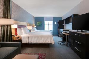 Home2 Suites by Hilton Tuscaloosa Downtown University Boulevard客房内的一张或多张床位