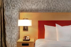 Home2 Suites by Hilton Tuscaloosa Downtown University Boulevard客房内的一张或多张床位