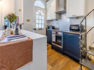 une cuisine avec des appareils bleus et un comptoir dans l'établissement Railway Cottage - Stylish & Cosy Whitstable Oasis - Sleeps 2, à Whitstable 27 autres photos